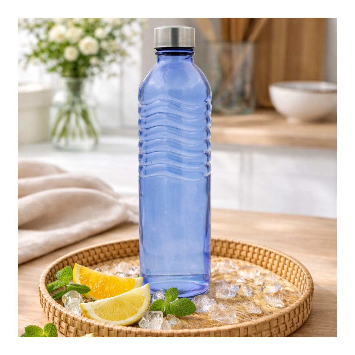 Bouteille bleue en verre coloré