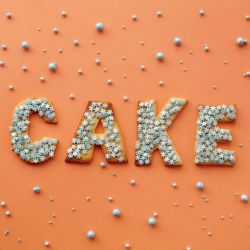 Set de 26 pochoirs à pâtisserie en plastique forme Lettre, HAPPY CAKE