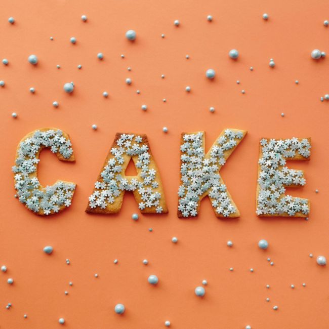 Set de 26 pochoirs à pâtisserie en plastique forme Lettre, HAPPY CAKE