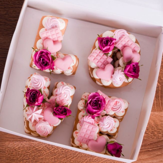 Set de 26 pochoirs à pâtisserie en plastique forme Lettre, HAPPY CAKE