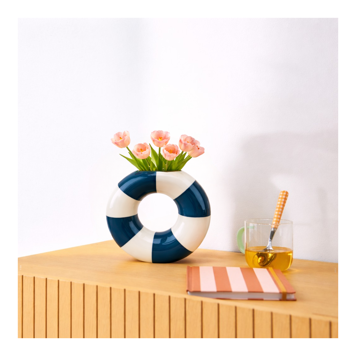 Vase en forme de bouée bleue, Studio Rosalie