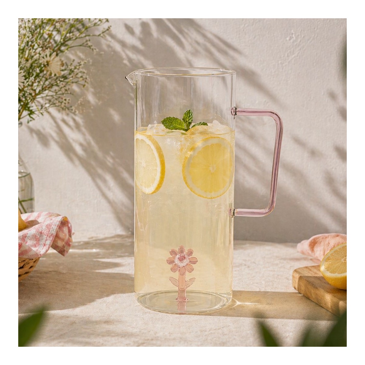 Carafe en verre avec fleur