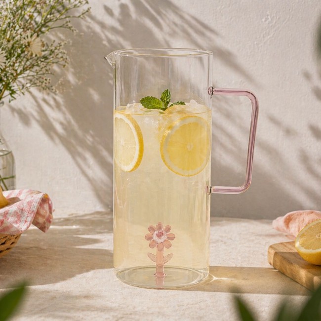 Carafe en verre avec fleur